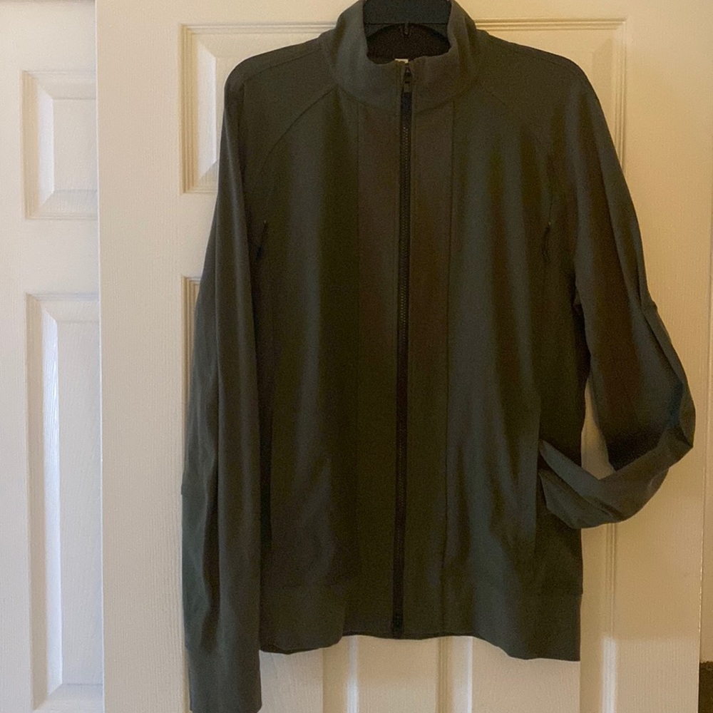 Lululemon front zip jacket in olive green with front air vents, side pockets, Lg